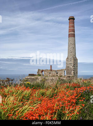 Ruinen der alten Kompressor Haus Schornstein bei Levant Mine, Trewellard, Pendeen, in der Nähe von St Just, Cornwall Stockfoto