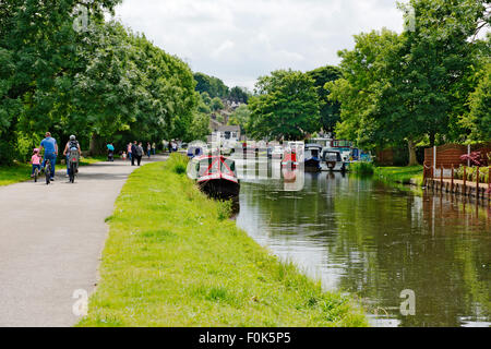 Familien, Wandern, Radfahren entlang Leeds und Liverpool Canal-Treidelpfad am sonnigen Sommertag, in der Nähe von Calverley Bridge, West Yorkshire Stockfoto