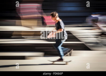 Jungen unter die Manhattan Bridge skateboarding Stockfoto