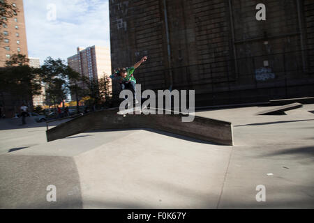 Jungen unter die Manhattan Bridge skateboarding Stockfoto