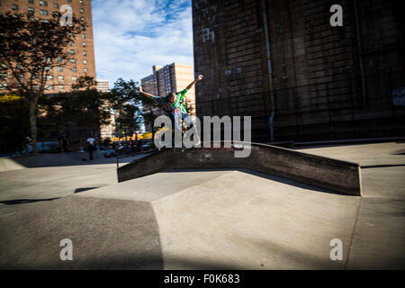 Jungen unter die Manhattan Bridge skateboarding Stockfoto