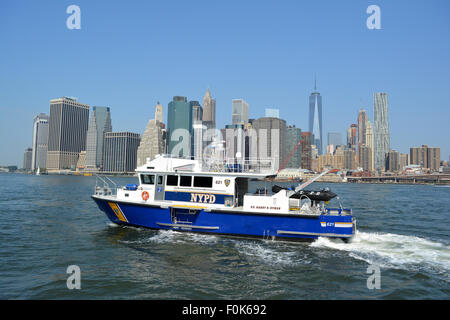 NYPD Boot reagiert zu einem Notfall am East River. Stockfoto