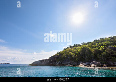 Sommersonne über die Insel und das wunderschöne blaue Meer in der Gegend zum Tauchen auf Koh Payu in Mu Ko Similan Nationalpark Stockfoto