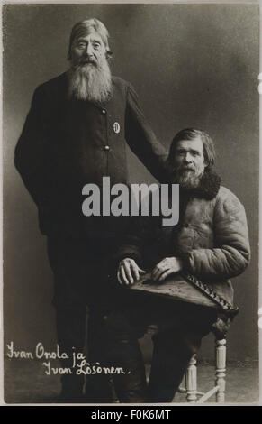 Ivan Onola und Ivan Lösönen, Rune Sänger und Kantele Spieler (Zither-ähnliches Saiteninstrument). Ivan Onola und Ivan Lösönen, Rune Sänger und Kantele Spieler Stockfoto