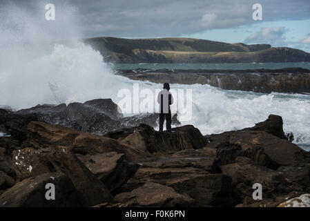 Wellen am Curio Bay Landzunge, Südinsel, Neuseeland. Stockfoto