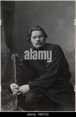 Porträt von Maxim Gorky sitzt in einem Sessel tragen ein Stockfoto