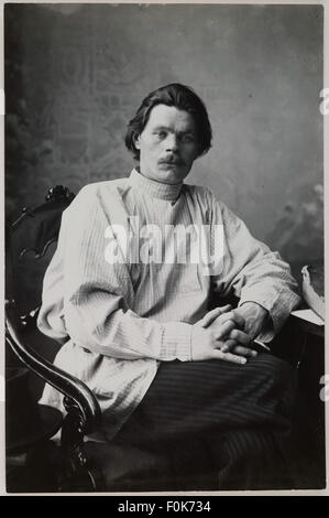 Porträt von Maxim Gorky sitzt in einem Sessel tragen ein Stockfoto