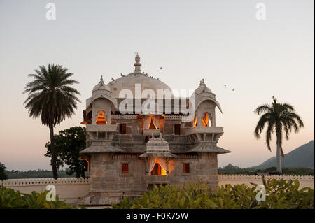 Udaipur, Rajasthan, Indien. Jagmandir Palast, Inspiration für das Taj Mahal. Pichola-See. 'Nabend. Stockfoto