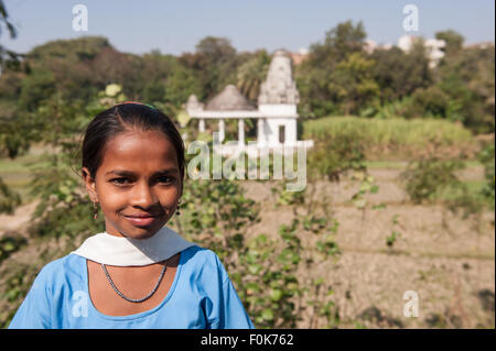 Indien; Straße von Udaipur, Jodhpur. Mädchen in Schuluniform durch einen Tempel. Stockfoto