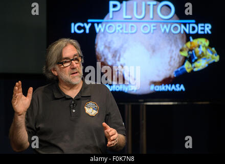 William McKinnon, neue Horizonte Co-Investigator an der Washington University in St. Louis, ist bei einem neuen Horizonten Wissenschaft Update gesehen wo neue Bilder und die neuesten Ergebnisse der Wissenschaft von der Raumsonde historischen Juli 14 Flug durch das Pluto-System, Freitag, 24. Juli 2015 im NASA-Hauptquartier in Washington diskutiert. Stockfoto