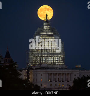 Ein zweite Vollmond für den Monat Juli steigt hinter der Kuppel des Kapitols auf Freitag, 31. Juli 2015 in Washington. In den letzten Jahren nutzen Menschen den Namen Blue Moon für das zweite von zwei Vollmonde in einem Kalendermonat. Eine ältere Definition des Blue Moon ist, dass es das dritte von vier Vollmond in einer einzigen Saison. Stockfoto