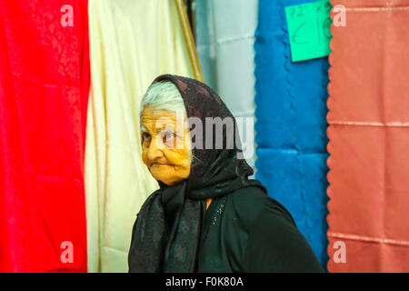 Lady Leinen Markt Stall Inhaber auf dem Markt in der Altstadt von Paphos, Zypern Stockfoto