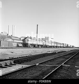 Die dieselelektrischen Güterlokomotiven der Missouri Pacific Railroad Nr. 376 und 1515 waren wichtige Bestandteile des Güterverkehrs des MP-Systems (MOPAC), das für den Gütertransport über das Eisenbahnnetz in den Vereinigten Staaten zuständig war. Stockfoto