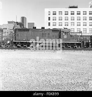Der Diesel Electric Road Switcher No. 501 der Missouri Pacific Railroad war ein wichtiger Bestandteil des Umschaltens der Eisenbahn, der für den Transport von Eisenbahnwaggons innerhalb von Werften und Terminals verwendet wurde. Diese Lokomotiven waren für die Eisenbahnlogistik von entscheidender Bedeutung. Stockfoto