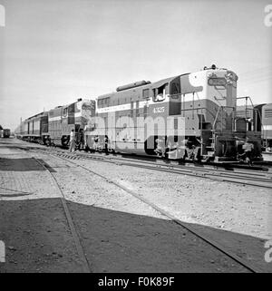 Die Diesel Electric Switchers Nr. 4325 und 4155 der Missouri Pacific Railroad waren für den Betrieb von Bahnhöfen, den Güterverkehr und den Wechsel von Autos von entscheidender Bedeutung. Diese leistungsstarken Lokomotiven spielten eine entscheidende Rolle bei der effizienten Steuerung des Bahnbetriebs, insbesondere in stark frequentierten Industriegebieten. Stockfoto