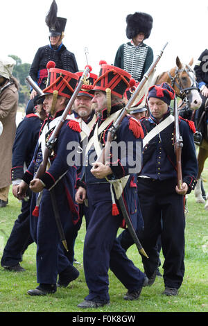 Fuß Napoleons Kavallerie und französische Soldaten an die Nachstellung für die Schlacht von Waterloo Stockfoto