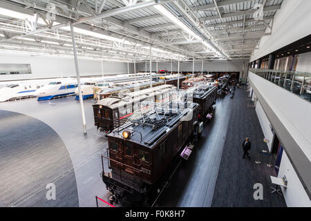Japan, Nagoya, Railway Park. Innenraum der Shinkansen Museum. Überblick über verschiedene Japanische Züge, Motoren und Kutschen. Stockfoto