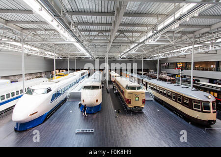 Japan, Nagoya, Railway Park. Innenraum der Shinkansen Museum. Ansicht von oben von zwei shinkansen Züge, ein Express und einem Triebwagen. Stockfoto
