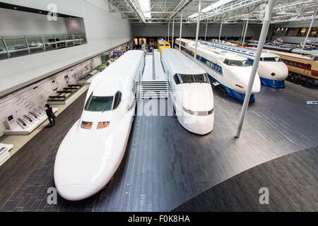 Japan, Nagoya, Railway Park. Innenraum der Shinkansen Museum. Vier Hochgeschwindigkeitszüge, Serie 700 Nächste, dann in einer Linie 200, 100 und 0 angeordnet. Stockfoto