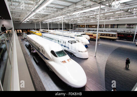 Japan, Nagoya, Railway Park. Innenraum der Shinkansen Museum. Vier Hochgeschwindigkeitszüge, Serie 700 Nächste, dann in einer Linie 200, 100 und 0 angeordnet. Stockfoto