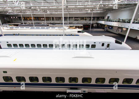 Japan, Nagoya, Railway Park. Innenraum der Shinkansen Museum. Blick auf den Oberseiten der mehrere Arten von bullet Waggons in der Ausstellungshalle. Stockfoto