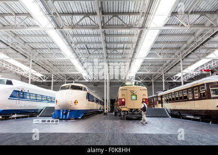 Der Shinkansen Museum in Nagoya, Japan. Innenraum der Halle mit vier Züge zeigt. Zwei Schnellzüge, Express und einem Triebwagen. Stockfoto