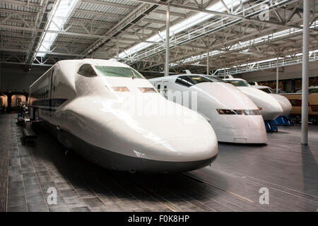 Japan, Nagoya, Railway Park. Innenraum der Shinkansen Museum. Vier Hochgeschwindigkeitszüge, Serie 700 Nächste, dann in einer Linie 200, 100 und 0 angeordnet. Stockfoto