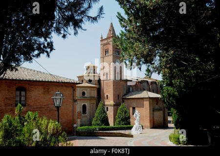 Die Abbazia di Monte Oliveto Maggiore, südlich von Siena, befindet sich im schönen Landschaft südöstlich der Stadt. Stockfoto