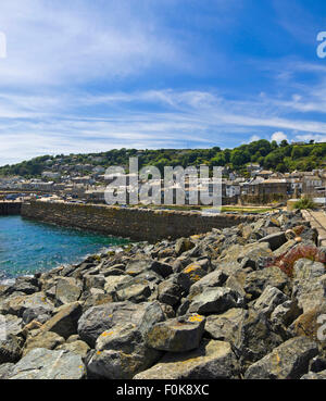 Blick auf den Platz von Mousehole in Cornwall. Stockfoto