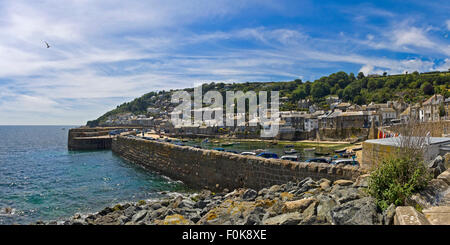 Horizontale Panoramablick (2 Bild) von Mousehole in Cornwall. Stockfoto