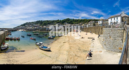 Horizontale Panoramablick (2 Bild) von Mousehole in Cornwall. Stockfoto