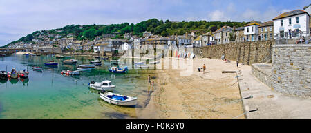 Horizontale (3 Bild Heftung) Blick von Mousehole in Cornwall. Stockfoto