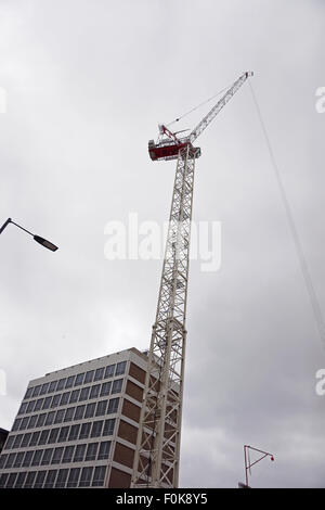 Ein großer Kran auf einer Baustelle, Sutton, Surrey Stockfoto