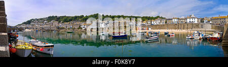 Horizontale (4 Bild Heftung) Blick von Mousehole in Cornwall. Stockfoto