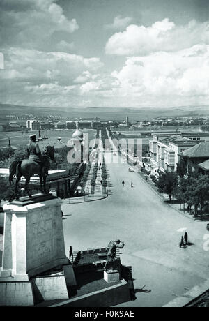 Dieses historische Foto zeigt den Republic Boulevard in Ankara, Türkei, der sich vom Siegesdenkmal auf dem Ulus-Platz bis zum Bahnhof von Ankara erstreckt. Das Bild von 1937 zeigt die architektonischen Entwicklungs- und Modernisierungsbemühungen in der Türkei während der frühen republikanischen Zeit. Stockfoto