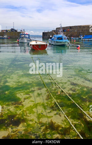 Vertikale Ansicht der Flut in Mousehole, Cornwall Stockfoto