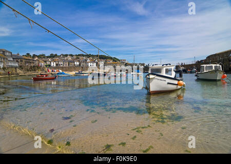 Horizontale Ansicht der Flut in Mousehole, Cornwa Stockfoto