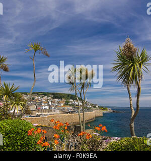 Blick auf den Platz von Mousehole in Cornwall. Stockfoto