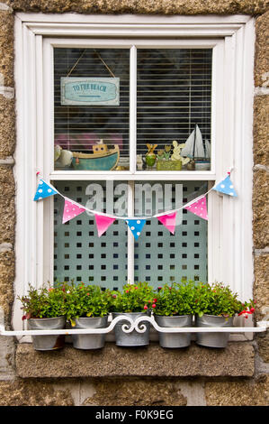 Vertikale Blick auf eine dekorative Fenster in Mousehole, Cornwall Stockfoto