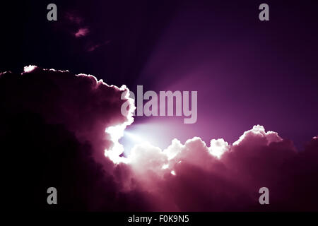 Wundervolle farbige Wolkenformationen in Cornwall, Großbritannien Stockfoto