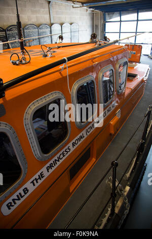 31. August 2015 die RNLI Boot zu retten während einer Rettungsaktion ins Leben gerufen von Newquay Hafen Polly Joke in Cornwall, Großbritannien Stockfoto