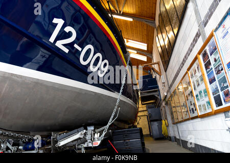 31. August 2015 die RNLI Boot zu retten während einer Rettungsaktion ins Leben gerufen von Newquay Hafen Polly Joke in Cornwall, Großbritannien Stockfoto