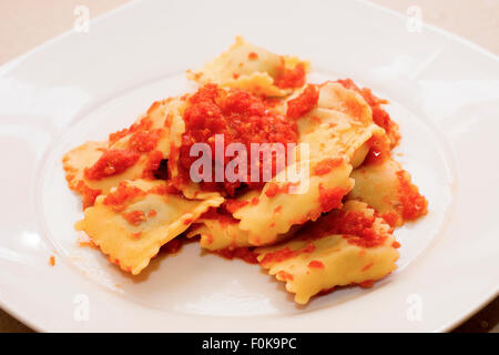 Ravioli in einen Topf, mit Tomatensauce, italienische Küche Pasta, Stockfoto