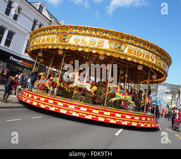 Karussell eines Messegelände fährt die Straßen von Llandudno während der möglicherweise viktorianischen Extravaganza füllen. Stockfoto