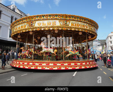 Karussell eines Messegelände fährt die Straßen von Llandudno während der möglicherweise viktorianischen Extravaganza füllen. Stockfoto