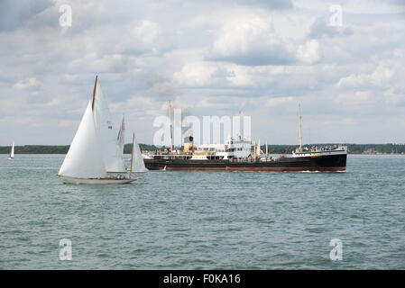 SS Shieldhall eine historische Dampf Schiff mit der Yacht Stormey Wetter von Cowes 115 einen Rolex Fastnet Race-Eintrag auf dem Solent UK Stockfoto