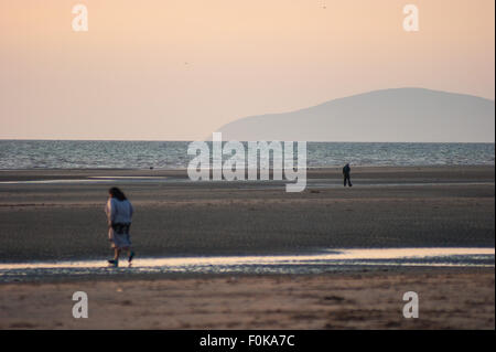 Blackpool, UK. 17. August 2015. UK-Wetter: Nach einem heißen und sonnigen Tag in Blackpool, viele Touristen unterwegs genießen die letzten goldenen Strahlen der untergehenden Sonne. Bildnachweis: Gary Telford/Alamy live-Nachrichten Stockfoto