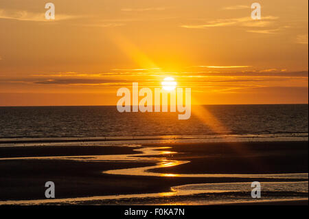 Blackpool, UK. 17. August 2015. UK-Wetter: Nach einem heißen und sonnigen Tag in Blackpool, viele Touristen unterwegs genießen die letzten goldenen Strahlen der untergehenden Sonne. Bildnachweis: Gary Telford/Alamy live-Nachrichten Stockfoto