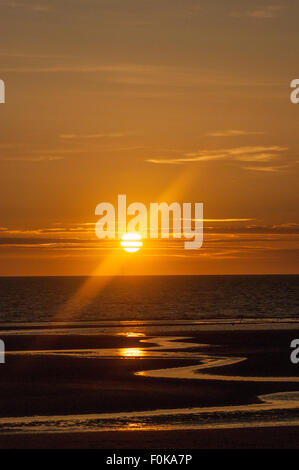 Blackpool, UK. 17. August 2015. UK-Wetter: Nach einem heißen und sonnigen Tag in Blackpool, viele Touristen unterwegs genießen die letzten goldenen Strahlen der untergehenden Sonne. Bildnachweis: Gary Telford/Alamy live-Nachrichten Stockfoto