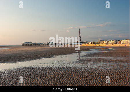 Blackpool, UK. 17. August 2015. UK-Wetter: Nach einem heißen und sonnigen Tag in Blackpool, viele Touristen unterwegs genießen die letzten goldenen Strahlen der untergehenden Sonne. Bildnachweis: Gary Telford/Alamy live-Nachrichten Stockfoto